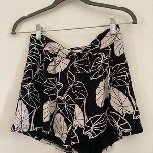 Leaf Print Black and White Women's Shorts